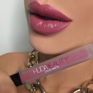 HUDA Beauty Liquid Matte Lipstick in Trophy Wife